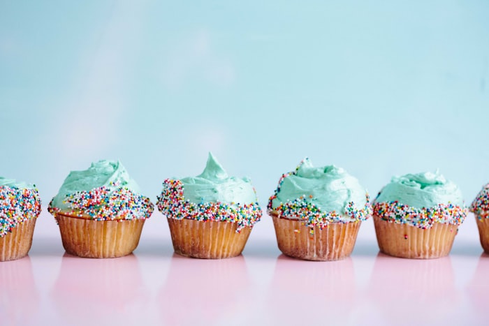 Petits gâteaux glacés colorés
