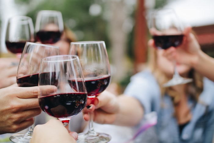 Verres de vin levés à table