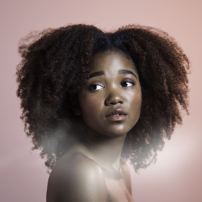 Portrait, cheveux bouclés naturels