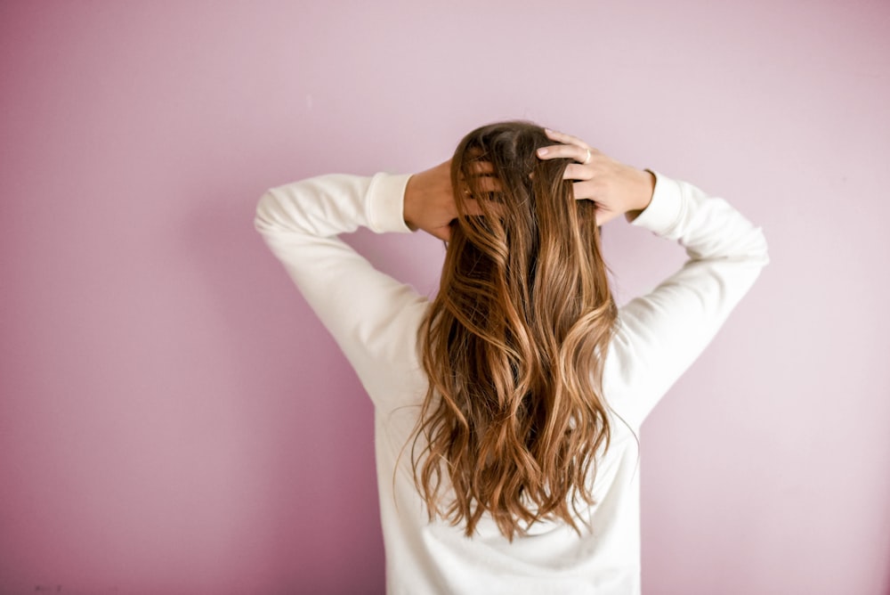 Cliente aux cheveux longs de dos, après une coloration