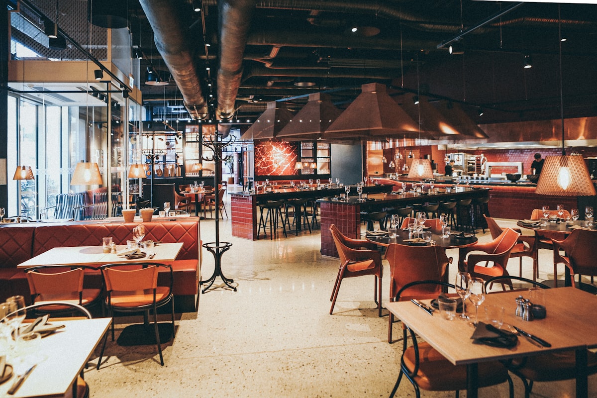 Salle du restaurant en soirée