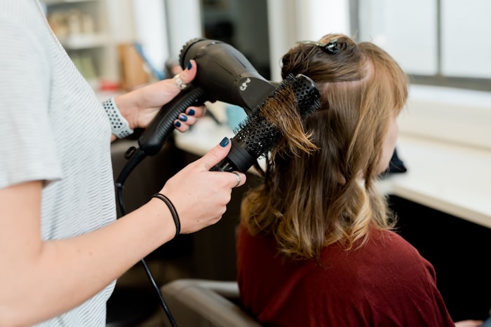 Brushing en cours au salon
